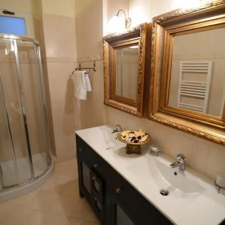 Korina Gallery ואטי