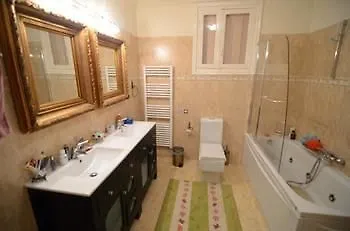 Korina Gallery מלון