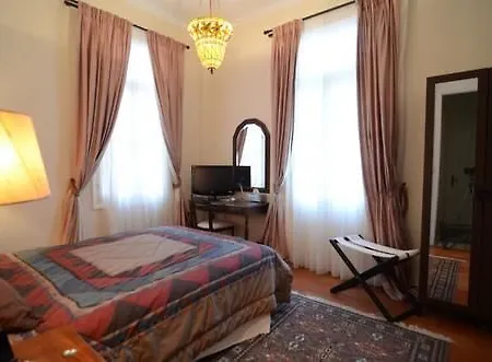 מלון Korina Gallery 4*